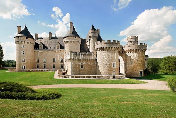 Impressionnante forteresse du XVe siècle dans le Berry, à la splendeur préservée