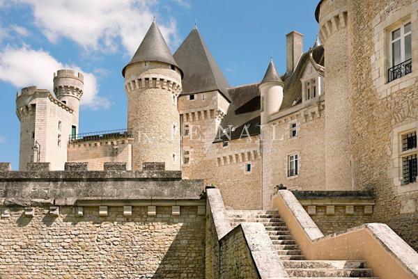 Impressionnante forteresse du XVe siècle dans le Berry, à la splendeur préservée