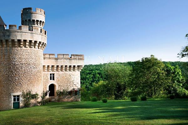 Impressionnante forteresse du XVe siècle dans le Berry, à la splendeur préservée