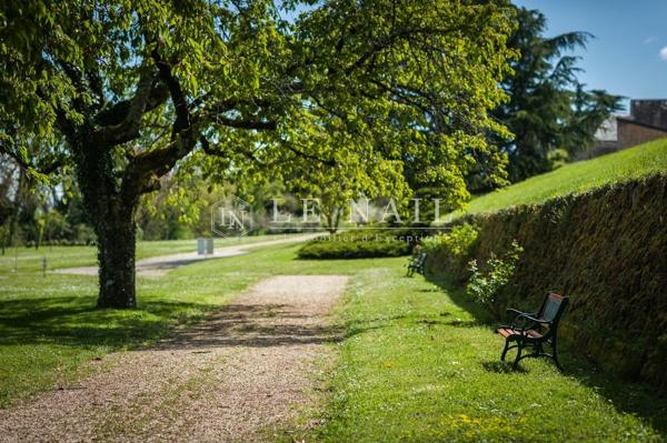 Impressionnante forteresse du XVe siècle dans le Berry, à la splendeur préservée
