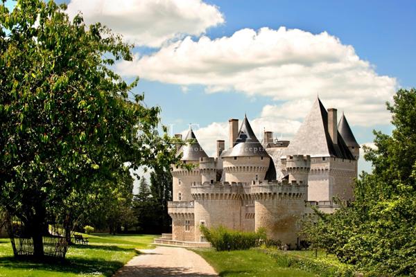 Impressionnante forteresse du XVe siècle dans le Berry, à la splendeur préservée