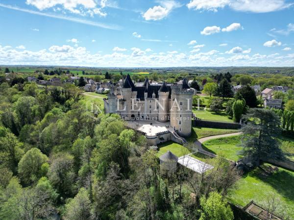 Impressionnante forteresse du XVe siècle dans le Berry, à la splendeur préservée