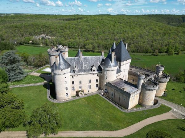 Impressionnante forteresse du XVe siècle dans le Berry, à la splendeur préservée