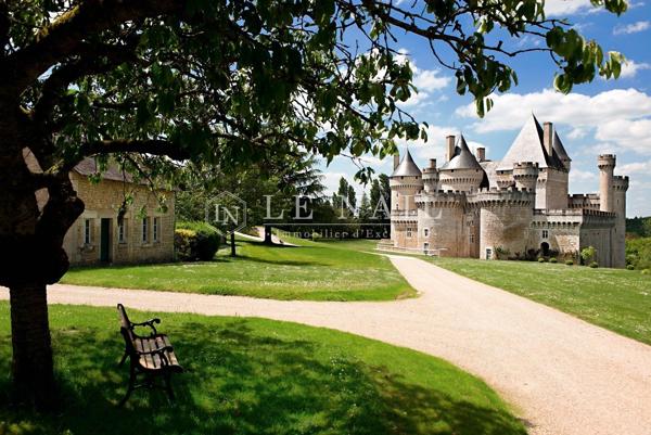 Impressionnante forteresse du XVe siècle dans le Berry, à la splendeur préservée