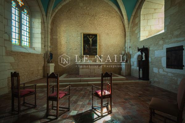 Impressionnante forteresse du XVe siècle dans le Berry, à la splendeur préservée