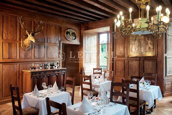 Impressionnante forteresse du XVe siècle dans le Berry, à la splendeur préservée