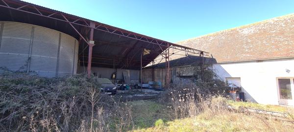 OUEST DE CHARTRES 12 Kms : Dans corps de ferme, grange à rénover (180 m2 potentiel habitable)