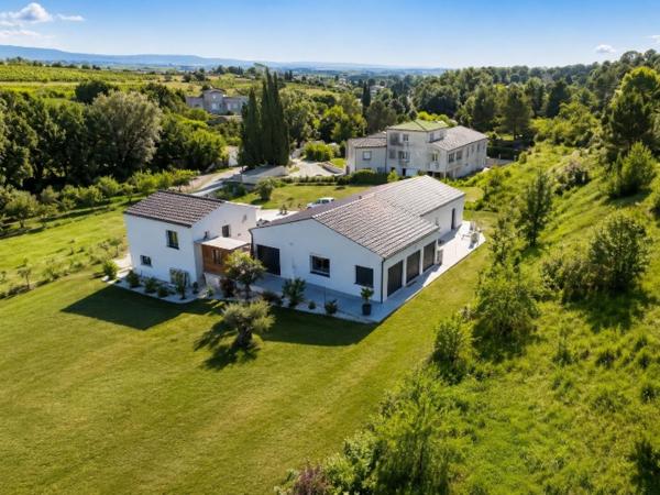Maison 195 m² + Studio 50 m² . Terrain 13 639 m² . Cadre exceptionnel