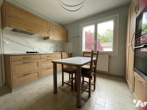 LONGEVAS (51470), maison de 8 pièces. Terrain de 1120 m².