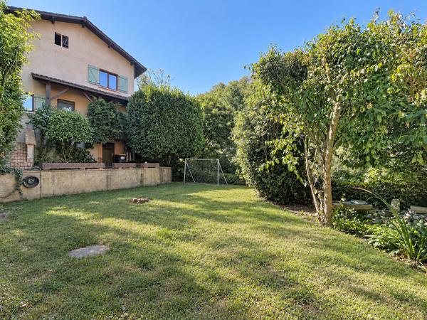 Maison centre village proche gare avec jardin et double garage