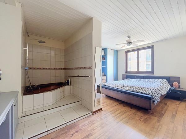 Maison centre village proche gare avec jardin et double garage