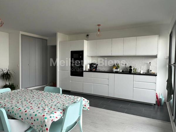 Appartement 3 pièces avec terrasse et parking au pied du métro