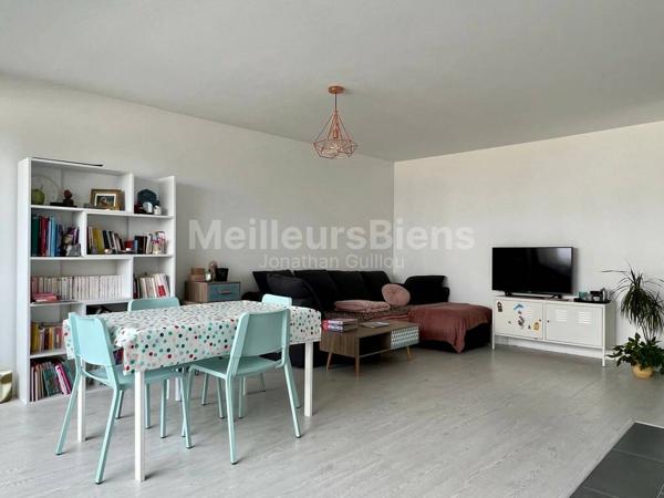 Appartement 3 pièces avec terrasse et parking au pied du métro