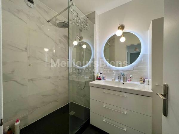 Appartement 3 pièces avec terrasse et parking au pied du métro