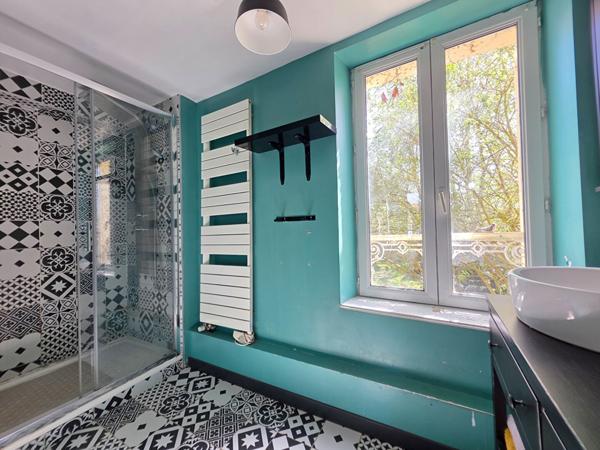 Maison de caractère 3 chambres avec grand garage et foyer ouvert - Terrain clos et arboré