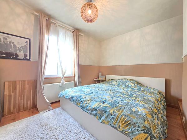 Maison de caractère 3 chambres avec grand garage et foyer ouvert - Terrain clos et arboré