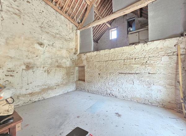 Maison de caractère 3 chambres avec grand garage et foyer ouvert - Terrain clos et arboré
