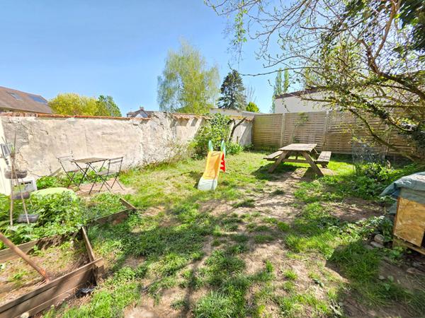 Maison de caractère 3 chambres avec grand garage et foyer ouvert - Terrain clos et arboré