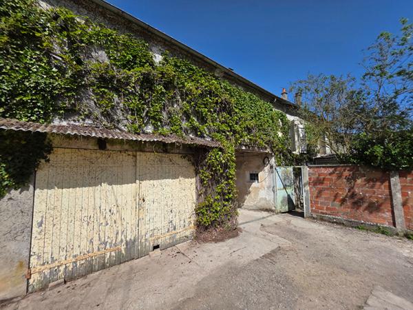 Maison de caractère 3 chambres avec grand garage et foyer ouvert - Terrain clos et arboré