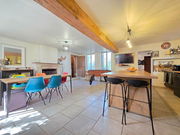 Maison de caractère 3 chambres avec grand garage et foyer ouvert - Terrain clos et arboré