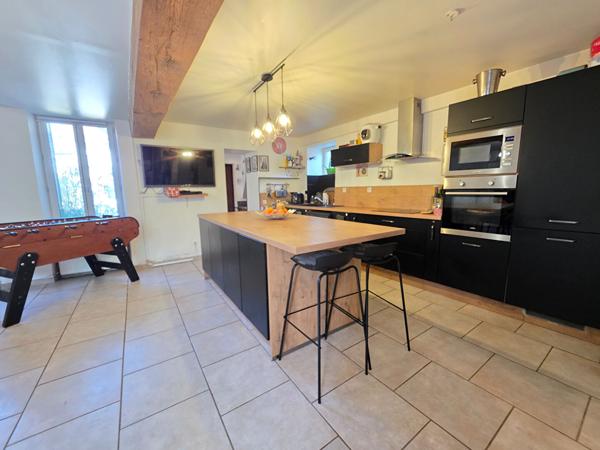 Maison de caractère 3 chambres avec grand garage et foyer ouvert - Terrain clos et arboré