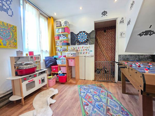 Maison de caractère 3 chambres avec grand garage et foyer ouvert - Terrain clos et arboré