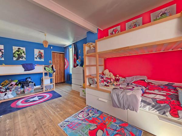 Maison de caractère 3 chambres avec grand garage et foyer ouvert - Terrain clos et arboré