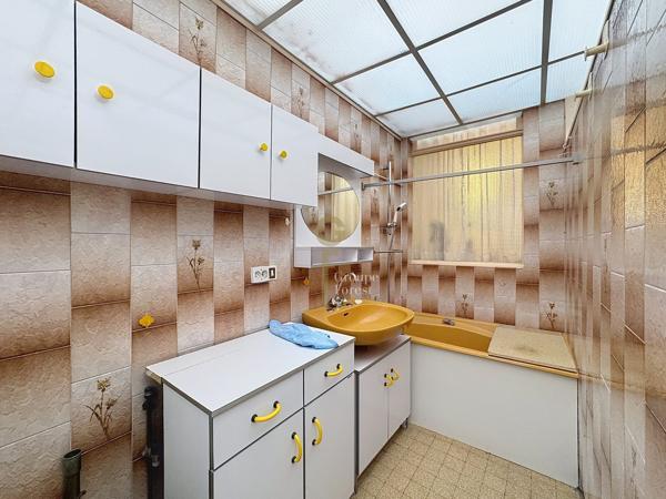 Maison 1930 à rénover secteur recherché proche tram et école européenne