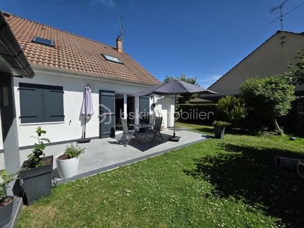 Située dans le très recherché quartier du Bouquet (secteur Charmille), venez découvrir cette agréable maison parfaitement entretenue, offrant 108 m² habitables et un cadre de vie idéal pour une famille.
Dès l'entrée, vous serez séduits par ses volumes et sa fonctionnalité avec un hall équipé d'un grand placard. La cuisine aménagée de marque allemande, à la fois élégante et pratique, s'ouvre sur un lumineux salon-séjour de plus de 30 m², agrémenté d'un poêle à granulés pour des moments chaleureux en toute saison. Une chambre, une buanderie ainsi qu'un wc complète ce rez-de-chaussée.
À l'étage, un palier dessert 3 chambres, une salle de bains et un WC indépendant.
À l'extérieur, profitez d'un jardin intime sans vis-à-vis, parfait pour les repas en famille, les jeux des enfants ou simplement se détendre au calme.
Proximité écoles.
Les atouts :
Aucun travaux à prévoir
4 chambres
Cuisine allemande de qualité
Poêle à granulés
Jardin sans vis-à-vis
Maison très bien entretenue
Une maison clé en main où il ne vous reste plus qu'à poser vos valises !