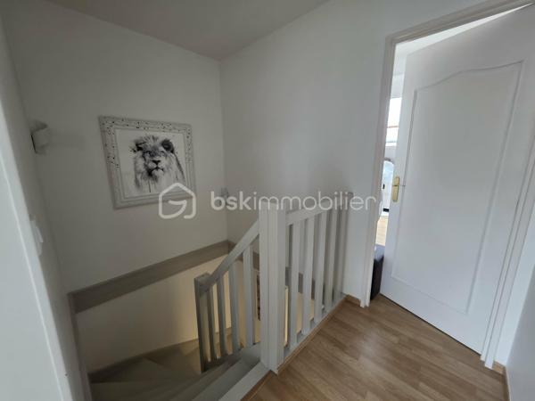 Située dans le très recherché quartier du Bouquet (secteur Charmille), venez découvrir cette agréable maison parfaitement entretenue, offrant 108 m² habitables et un cadre de vie idéal pour une famille.
Dès l'entrée, vous serez séduits par ses volumes et sa fonctionnalité avec un hall équipé d'un grand placard. La cuisine aménagée de marque allemande, à la fois élégante et pratique, s'ouvre sur un lumineux salon-séjour de plus de 30 m², agrémenté d'un poêle à granulés pour des moments chaleureux en toute saison. Une chambre, une buanderie ainsi qu'un wc complète ce rez-de-chaussée.
À l'étage, un palier dessert 3 chambres, une salle de bains et un WC indépendant.
À l'extérieur, profitez d'un jardin intime sans vis-à-vis, parfait pour les repas en famille, les jeux des enfants ou simplement se détendre au calme.
Proximité écoles.
Les atouts :
Aucun travaux à prévoir
4 chambres
Cuisine allemande de qualité
Poêle à granulés
Jardin sans vis-à-vis
Maison très bien entretenue
Une maison clé en main où il ne vous reste plus qu'à poser vos valises !