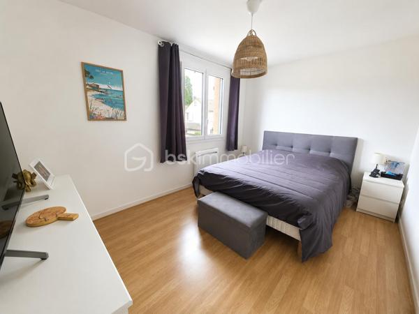 Située dans le très recherché quartier du Bouquet (secteur Charmille), venez découvrir cette agréable maison parfaitement entretenue, offrant 108 m² habitables et un cadre de vie idéal pour une famille.
Dès l'entrée, vous serez séduits par ses volumes et sa fonctionnalité avec un hall équipé d'un grand placard. La cuisine aménagée de marque allemande, à la fois élégante et pratique, s'ouvre sur un lumineux salon-séjour de plus de 30 m², agrémenté d'un poêle à granulés pour des moments chaleureux en toute saison. Une chambre, une buanderie ainsi qu'un wc complète ce rez-de-chaussée.
À l'étage, un palier dessert 3 chambres, une salle de bains et un WC indépendant.
À l'extérieur, profitez d'un jardin intime sans vis-à-vis, parfait pour les repas en famille, les jeux des enfants ou simplement se détendre au calme.
Proximité écoles.
Les atouts :
Aucun travaux à prévoir
4 chambres
Cuisine allemande de qualité
Poêle à granulés
Jardin sans vis-à-vis
Maison très bien entretenue
Une maison clé en main où il ne vous reste plus qu'à poser vos valises !