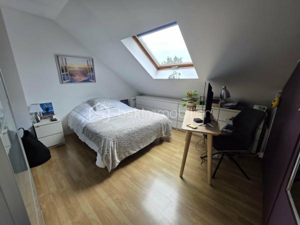 Située dans le très recherché quartier du Bouquet (secteur Charmille), venez découvrir cette agréable maison parfaitement entretenue, offrant 108 m² habitables et un cadre de vie idéal pour une famille.
Dès l'entrée, vous serez séduits par ses volumes et sa fonctionnalité avec un hall équipé d'un grand placard. La cuisine aménagée de marque allemande, à la fois élégante et pratique, s'ouvre sur un lumineux salon-séjour de plus de 30 m², agrémenté d'un poêle à granulés pour des moments chaleureux en toute saison. Une chambre, une buanderie ainsi qu'un wc complète ce rez-de-chaussée.
À l'étage, un palier dessert 3 chambres, une salle de bains et un WC indépendant.
À l'extérieur, profitez d'un jardin intime sans vis-à-vis, parfait pour les repas en famille, les jeux des enfants ou simplement se détendre au calme.
Proximité écoles.
Les atouts :
Aucun travaux à prévoir
4 chambres
Cuisine allemande de qualité
Poêle à granulés
Jardin sans vis-à-vis
Maison très bien entretenue
Une maison clé en main où il ne vous reste plus qu'à poser vos valises !