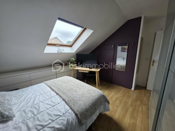 Située dans le très recherché quartier du Bouquet (secteur Charmille), venez découvrir cette agréable maison parfaitement entretenue, offrant 108 m² habitables et un cadre de vie idéal pour une famille.
Dès l'entrée, vous serez séduits par ses volumes et sa fonctionnalité avec un hall équipé d'un grand placard. La cuisine aménagée de marque allemande, à la fois élégante et pratique, s'ouvre sur un lumineux salon-séjour de plus de 30 m², agrémenté d'un poêle à granulés pour des moments chaleureux en toute saison. Une chambre, une buanderie ainsi qu'un wc complète ce rez-de-chaussée.
À l'étage, un palier dessert 3 chambres, une salle de bains et un WC indépendant.
À l'extérieur, profitez d'un jardin intime sans vis-à-vis, parfait pour les repas en famille, les jeux des enfants ou simplement se détendre au calme.
Proximité écoles.
Les atouts :
Aucun travaux à prévoir
4 chambres
Cuisine allemande de qualité
Poêle à granulés
Jardin sans vis-à-vis
Maison très bien entretenue
Une maison clé en main où il ne vous reste plus qu'à poser vos valises !