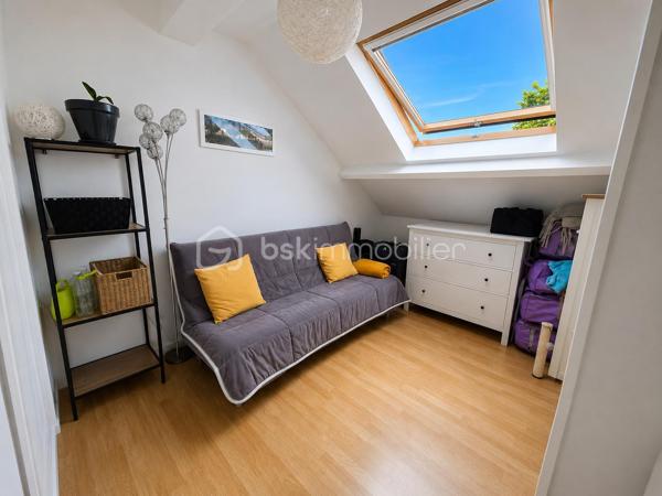 Située dans le très recherché quartier du Bouquet (secteur Charmille), venez découvrir cette agréable maison parfaitement entretenue, offrant 108 m² habitables et un cadre de vie idéal pour une famille.
Dès l'entrée, vous serez séduits par ses volumes et sa fonctionnalité avec un hall équipé d'un grand placard. La cuisine aménagée de marque allemande, à la fois élégante et pratique, s'ouvre sur un lumineux salon-séjour de plus de 30 m², agrémenté d'un poêle à granulés pour des moments chaleureux en toute saison. Une chambre, une buanderie ainsi qu'un wc complète ce rez-de-chaussée.
À l'étage, un palier dessert 3 chambres, une salle de bains et un WC indépendant.
À l'extérieur, profitez d'un jardin intime sans vis-à-vis, parfait pour les repas en famille, les jeux des enfants ou simplement se détendre au calme.
Proximité écoles.
Les atouts :
Aucun travaux à prévoir
4 chambres
Cuisine allemande de qualité
Poêle à granulés
Jardin sans vis-à-vis
Maison très bien entretenue
Une maison clé en main où il ne vous reste plus qu'à poser vos valises !