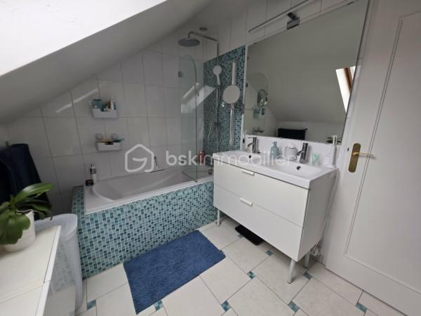 Située dans le très recherché quartier du Bouquet (secteur Charmille), venez découvrir cette agréable maison parfaitement entretenue, offrant 108 m² habitables et un cadre de vie idéal pour une famille.
Dès l'entrée, vous serez séduits par ses volumes et sa fonctionnalité avec un hall équipé d'un grand placard. La cuisine aménagée de marque allemande, à la fois élégante et pratique, s'ouvre sur un lumineux salon-séjour de plus de 30 m², agrémenté d'un poêle à granulés pour des moments chaleureux en toute saison. Une chambre, une buanderie ainsi qu'un wc complète ce rez-de-chaussée.
À l'étage, un palier dessert 3 chambres, une salle de bains et un WC indépendant.
À l'extérieur, profitez d'un jardin intime sans vis-à-vis, parfait pour les repas en famille, les jeux des enfants ou simplement se détendre au calme.
Proximité écoles.
Les atouts :
Aucun travaux à prévoir
4 chambres
Cuisine allemande de qualité
Poêle à granulés
Jardin sans vis-à-vis
Maison très bien entretenue
Une maison clé en main où il ne vous reste plus qu'à poser vos valises !