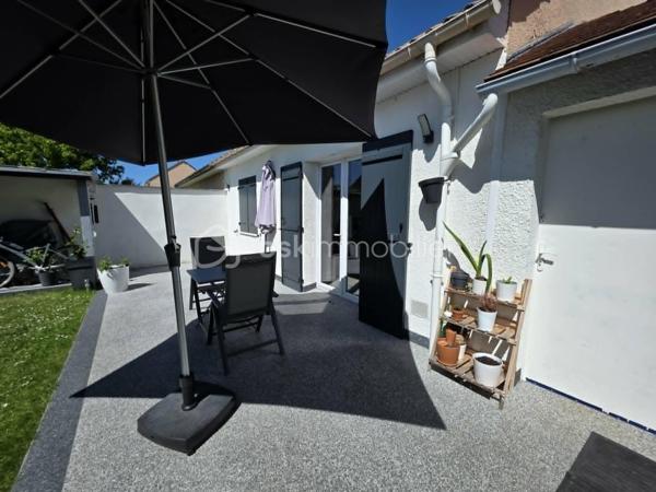 Située dans le très recherché quartier du Bouquet (secteur Charmille), venez découvrir cette agréable maison parfaitement entretenue, offrant 108 m² habitables et un cadre de vie idéal pour une famille.
Dès l'entrée, vous serez séduits par ses volumes et sa fonctionnalité avec un hall équipé d'un grand placard. La cuisine aménagée de marque allemande, à la fois élégante et pratique, s'ouvre sur un lumineux salon-séjour de plus de 30 m², agrémenté d'un poêle à granulés pour des moments chaleureux en toute saison. Une chambre, une buanderie ainsi qu'un wc complète ce rez-de-chaussée.
À l'étage, un palier dessert 3 chambres, une salle de bains et un WC indépendant.
À l'extérieur, profitez d'un jardin intime sans vis-à-vis, parfait pour les repas en famille, les jeux des enfants ou simplement se détendre au calme.
Proximité écoles.
Les atouts :
Aucun travaux à prévoir
4 chambres
Cuisine allemande de qualité
Poêle à granulés
Jardin sans vis-à-vis
Maison très bien entretenue
Une maison clé en main où il ne vous reste plus qu'à poser vos valises !