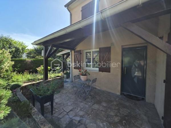 Située dans le très recherché quartier du Bouquet (secteur Charmille), venez découvrir cette agréable maison parfaitement entretenue, offrant 108 m² habitables et un cadre de vie idéal pour une famille.
Dès l'entrée, vous serez séduits par ses volumes et sa fonctionnalité avec un hall équipé d'un grand placard. La cuisine aménagée de marque allemande, à la fois élégante et pratique, s'ouvre sur un lumineux salon-séjour de plus de 30 m², agrémenté d'un poêle à granulés pour des moments chaleureux en toute saison. Une chambre, une buanderie ainsi qu'un wc complète ce rez-de-chaussée.
À l'étage, un palier dessert 3 chambres, une salle de bains et un WC indépendant.
À l'extérieur, profitez d'un jardin intime sans vis-à-vis, parfait pour les repas en famille, les jeux des enfants ou simplement se détendre au calme.
Proximité écoles.
Les atouts :
Aucun travaux à prévoir
4 chambres
Cuisine allemande de qualité
Poêle à granulés
Jardin sans vis-à-vis
Maison très bien entretenue
Une maison clé en main où il ne vous reste plus qu'à poser vos valises !