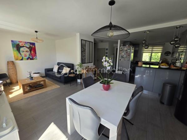 Située dans le très recherché quartier du Bouquet (secteur Charmille), venez découvrir cette agréable maison parfaitement entretenue, offrant 108 m² habitables et un cadre de vie idéal pour une famille.
Dès l'entrée, vous serez séduits par ses volumes et sa fonctionnalité avec un hall équipé d'un grand placard. La cuisine aménagée de marque allemande, à la fois élégante et pratique, s'ouvre sur un lumineux salon-séjour de plus de 30 m², agrémenté d'un poêle à granulés pour des moments chaleureux en toute saison. Une chambre, une buanderie ainsi qu'un wc complète ce rez-de-chaussée.
À l'étage, un palier dessert 3 chambres, une salle de bains et un WC indépendant.
À l'extérieur, profitez d'un jardin intime sans vis-à-vis, parfait pour les repas en famille, les jeux des enfants ou simplement se détendre au calme.
Proximité écoles.
Les atouts :
Aucun travaux à prévoir
4 chambres
Cuisine allemande de qualité
Poêle à granulés
Jardin sans vis-à-vis
Maison très bien entretenue
Une maison clé en main où il ne vous reste plus qu'à poser vos valises !