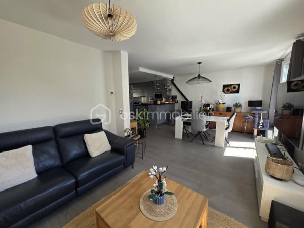 Située dans le très recherché quartier du Bouquet (secteur Charmille), venez découvrir cette agréable maison parfaitement entretenue, offrant 108 m² habitables et un cadre de vie idéal pour une famille.
Dès l'entrée, vous serez séduits par ses volumes et sa fonctionnalité avec un hall équipé d'un grand placard. La cuisine aménagée de marque allemande, à la fois élégante et pratique, s'ouvre sur un lumineux salon-séjour de plus de 30 m², agrémenté d'un poêle à granulés pour des moments chaleureux en toute saison. Une chambre, une buanderie ainsi qu'un wc complète ce rez-de-chaussée.
À l'étage, un palier dessert 3 chambres, une salle de bains et un WC indépendant.
À l'extérieur, profitez d'un jardin intime sans vis-à-vis, parfait pour les repas en famille, les jeux des enfants ou simplement se détendre au calme.
Proximité écoles.
Les atouts :
Aucun travaux à prévoir
4 chambres
Cuisine allemande de qualité
Poêle à granulés
Jardin sans vis-à-vis
Maison très bien entretenue
Une maison clé en main où il ne vous reste plus qu'à poser vos valises !