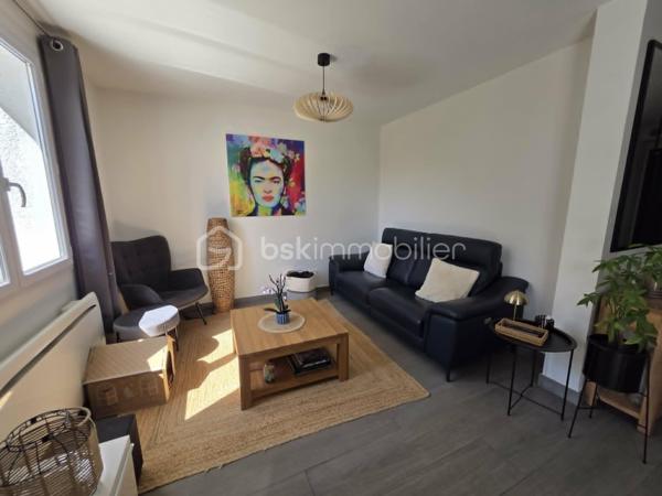 Située dans le très recherché quartier du Bouquet (secteur Charmille), venez découvrir cette agréable maison parfaitement entretenue, offrant 108 m² habitables et un cadre de vie idéal pour une famille.
Dès l'entrée, vous serez séduits par ses volumes et sa fonctionnalité avec un hall équipé d'un grand placard. La cuisine aménagée de marque allemande, à la fois élégante et pratique, s'ouvre sur un lumineux salon-séjour de plus de 30 m², agrémenté d'un poêle à granulés pour des moments chaleureux en toute saison. Une chambre, une buanderie ainsi qu'un wc complète ce rez-de-chaussée.
À l'étage, un palier dessert 3 chambres, une salle de bains et un WC indépendant.
À l'extérieur, profitez d'un jardin intime sans vis-à-vis, parfait pour les repas en famille, les jeux des enfants ou simplement se détendre au calme.
Proximité écoles.
Les atouts :
Aucun travaux à prévoir
4 chambres
Cuisine allemande de qualité
Poêle à granulés
Jardin sans vis-à-vis
Maison très bien entretenue
Une maison clé en main où il ne vous reste plus qu'à poser vos valises !