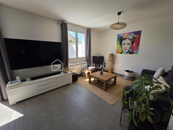 Située dans le très recherché quartier du Bouquet (secteur Charmille), venez découvrir cette agréable maison parfaitement entretenue, offrant 108 m² habitables et un cadre de vie idéal pour une famille.
Dès l'entrée, vous serez séduits par ses volumes et sa fonctionnalité avec un hall équipé d'un grand placard. La cuisine aménagée de marque allemande, à la fois élégante et pratique, s'ouvre sur un lumineux salon-séjour de plus de 30 m², agrémenté d'un poêle à granulés pour des moments chaleureux en toute saison. Une chambre, une buanderie ainsi qu'un wc complète ce rez-de-chaussée.
À l'étage, un palier dessert 3 chambres, une salle de bains et un WC indépendant.
À l'extérieur, profitez d'un jardin intime sans vis-à-vis, parfait pour les repas en famille, les jeux des enfants ou simplement se détendre au calme.
Proximité écoles.
Les atouts :
Aucun travaux à prévoir
4 chambres
Cuisine allemande de qualité
Poêle à granulés
Jardin sans vis-à-vis
Maison très bien entretenue
Une maison clé en main où il ne vous reste plus qu'à poser vos valises !