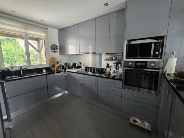 Située dans le très recherché quartier du Bouquet (secteur Charmille), venez découvrir cette agréable maison parfaitement entretenue, offrant 108 m² habitables et un cadre de vie idéal pour une famille.
Dès l'entrée, vous serez séduits par ses volumes et sa fonctionnalité avec un hall équipé d'un grand placard. La cuisine aménagée de marque allemande, à la fois élégante et pratique, s'ouvre sur un lumineux salon-séjour de plus de 30 m², agrémenté d'un poêle à granulés pour des moments chaleureux en toute saison. Une chambre, une buanderie ainsi qu'un wc complète ce rez-de-chaussée.
À l'étage, un palier dessert 3 chambres, une salle de bains et un WC indépendant.
À l'extérieur, profitez d'un jardin intime sans vis-à-vis, parfait pour les repas en famille, les jeux des enfants ou simplement se détendre au calme.
Proximité écoles.
Les atouts :
Aucun travaux à prévoir
4 chambres
Cuisine allemande de qualité
Poêle à granulés
Jardin sans vis-à-vis
Maison très bien entretenue
Une maison clé en main où il ne vous reste plus qu'à poser vos valises !