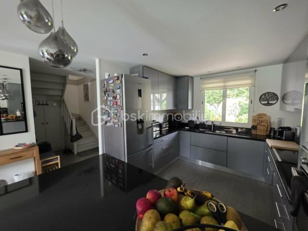 Située dans le très recherché quartier du Bouquet (secteur Charmille), venez découvrir cette agréable maison parfaitement entretenue, offrant 108 m² habitables et un cadre de vie idéal pour une famille.
Dès l'entrée, vous serez séduits par ses volumes et sa fonctionnalité avec un hall équipé d'un grand placard. La cuisine aménagée de marque allemande, à la fois élégante et pratique, s'ouvre sur un lumineux salon-séjour de plus de 30 m², agrémenté d'un poêle à granulés pour des moments chaleureux en toute saison. Une chambre, une buanderie ainsi qu'un wc complète ce rez-de-chaussée.
À l'étage, un palier dessert 3 chambres, une salle de bains et un WC indépendant.
À l'extérieur, profitez d'un jardin intime sans vis-à-vis, parfait pour les repas en famille, les jeux des enfants ou simplement se détendre au calme.
Proximité écoles.
Les atouts :
Aucun travaux à prévoir
4 chambres
Cuisine allemande de qualité
Poêle à granulés
Jardin sans vis-à-vis
Maison très bien entretenue
Une maison clé en main où il ne vous reste plus qu'à poser vos valises !