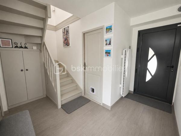 Située dans le très recherché quartier du Bouquet (secteur Charmille), venez découvrir cette agréable maison parfaitement entretenue, offrant 108 m² habitables et un cadre de vie idéal pour une famille.
Dès l'entrée, vous serez séduits par ses volumes et sa fonctionnalité avec un hall équipé d'un grand placard. La cuisine aménagée de marque allemande, à la fois élégante et pratique, s'ouvre sur un lumineux salon-séjour de plus de 30 m², agrémenté d'un poêle à granulés pour des moments chaleureux en toute saison. Une chambre, une buanderie ainsi qu'un wc complète ce rez-de-chaussée.
À l'étage, un palier dessert 3 chambres, une salle de bains et un WC indépendant.
À l'extérieur, profitez d'un jardin intime sans vis-à-vis, parfait pour les repas en famille, les jeux des enfants ou simplement se détendre au calme.
Proximité écoles.
Les atouts :
Aucun travaux à prévoir
4 chambres
Cuisine allemande de qualité
Poêle à granulés
Jardin sans vis-à-vis
Maison très bien entretenue
Une maison clé en main où il ne vous reste plus qu'à poser vos valises !