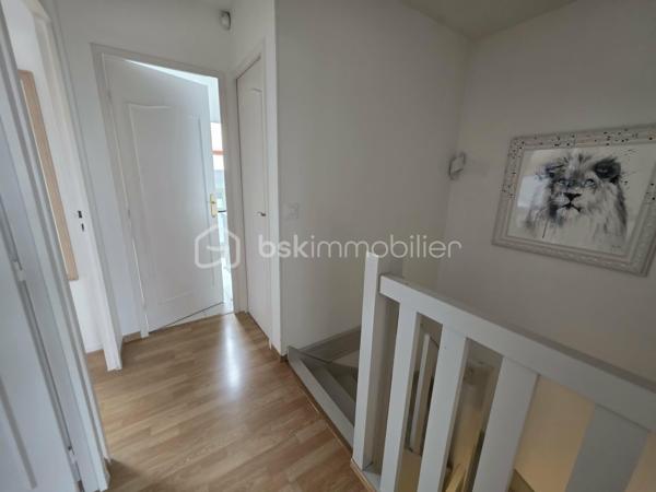 Située dans le très recherché quartier du Bouquet (secteur Charmille), venez découvrir cette agréable maison parfaitement entretenue, offrant 108 m² habitables et un cadre de vie idéal pour une famille.
Dès l'entrée, vous serez séduits par ses volumes et sa fonctionnalité avec un hall équipé d'un grand placard. La cuisine aménagée de marque allemande, à la fois élégante et pratique, s'ouvre sur un lumineux salon-séjour de plus de 30 m², agrémenté d'un poêle à granulés pour des moments chaleureux en toute saison. Une chambre, une buanderie ainsi qu'un wc complète ce rez-de-chaussée.
À l'étage, un palier dessert 3 chambres, une salle de bains et un WC indépendant.
À l'extérieur, profitez d'un jardin intime sans vis-à-vis, parfait pour les repas en famille, les jeux des enfants ou simplement se détendre au calme.
Proximité écoles.
Les atouts :
Aucun travaux à prévoir
4 chambres
Cuisine allemande de qualité
Poêle à granulés
Jardin sans vis-à-vis
Maison très bien entretenue
Une maison clé en main où il ne vous reste plus qu'à poser vos valises !
