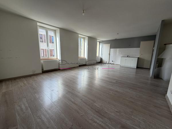 Investissement à saisir à Cours-la-Ville : Immeuble de rapport plein de potentiel !