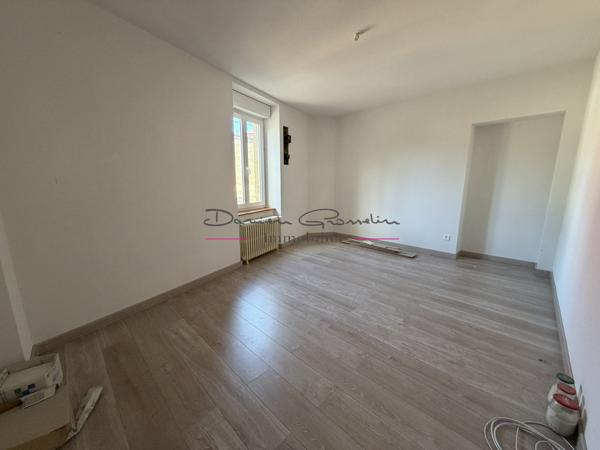 Investissement à saisir à Cours-la-Ville : Immeuble de rapport plein de potentiel !
