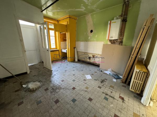 Investissement à saisir à Cours-la-Ville : Immeuble de rapport plein de potentiel !