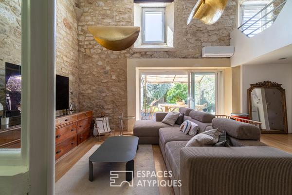 Duplex de caractère avec jardin méditerranéen et bassin en pierre