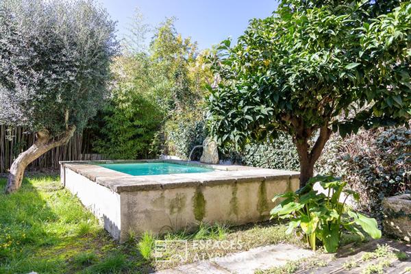 Duplex de caractère avec jardin méditerranéen et bassin en pierre